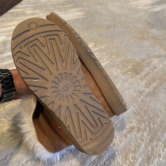 Ugg boots- Classic Short tan Fur Boots in GUC size 7 - Picture 5 of 9